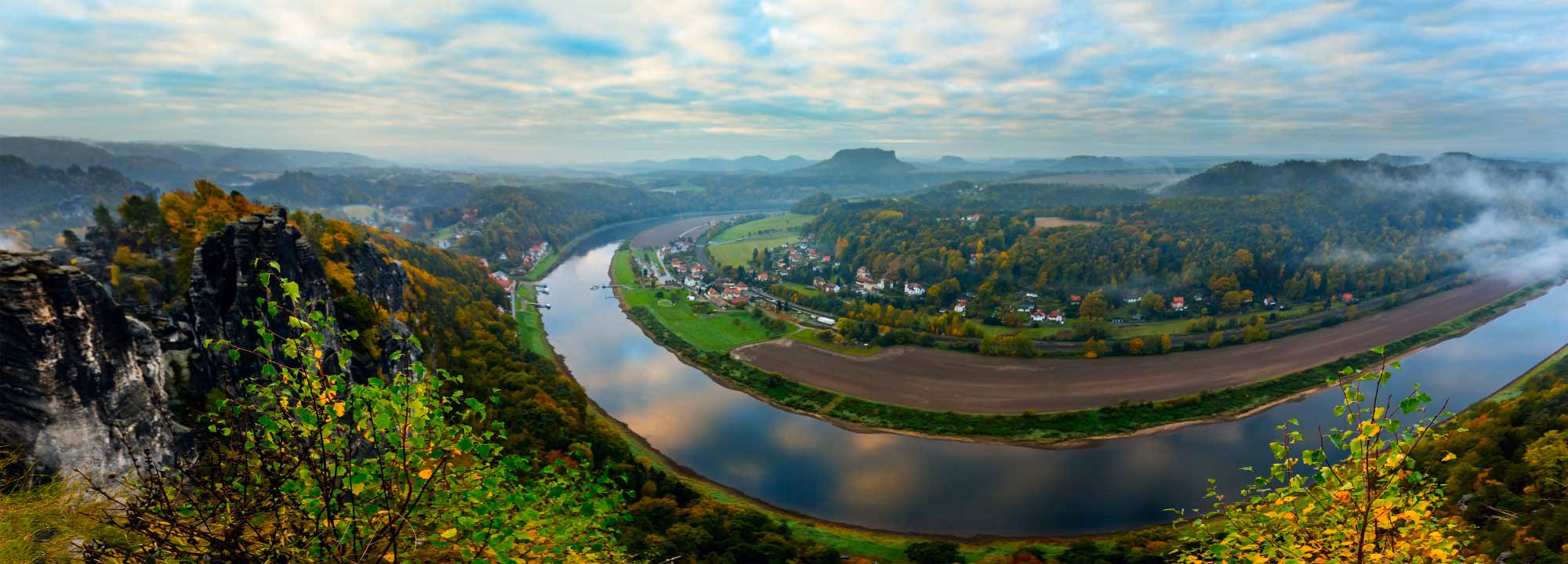 Warmer Blick auf Sandsteinfelsen, Wald und Elbtal bei Pirna in der Sächsischen Schweiz